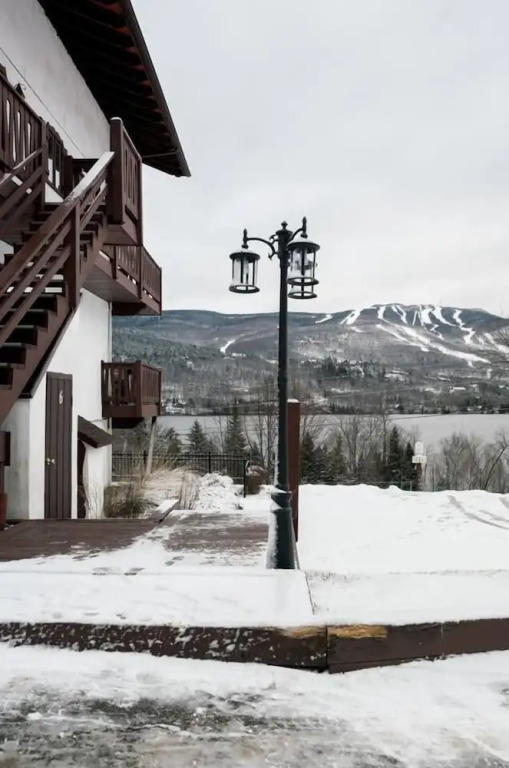 Commodious Condominium in Tranquil Lakeside Setting