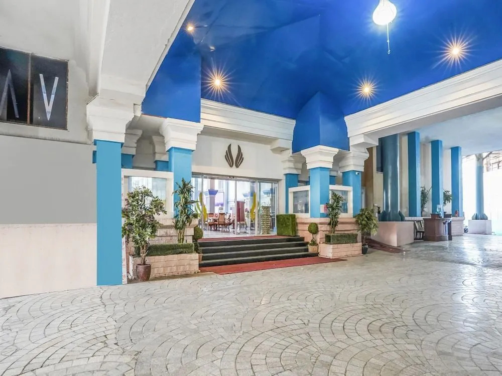 Capital O 29124 Royal Palms Hotel