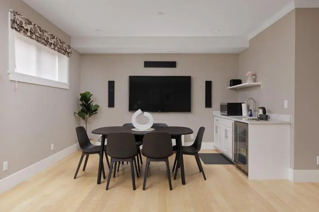 Stunning 3 Bedroom Secondary Suite N Van