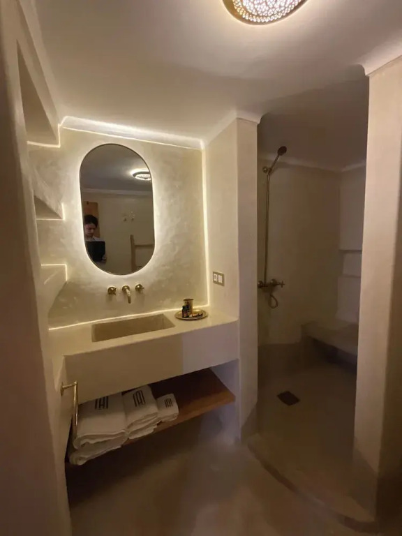 Riad Al Muhandiz with Duplex Suites and Rooftop Pool near Jemaa El Fna