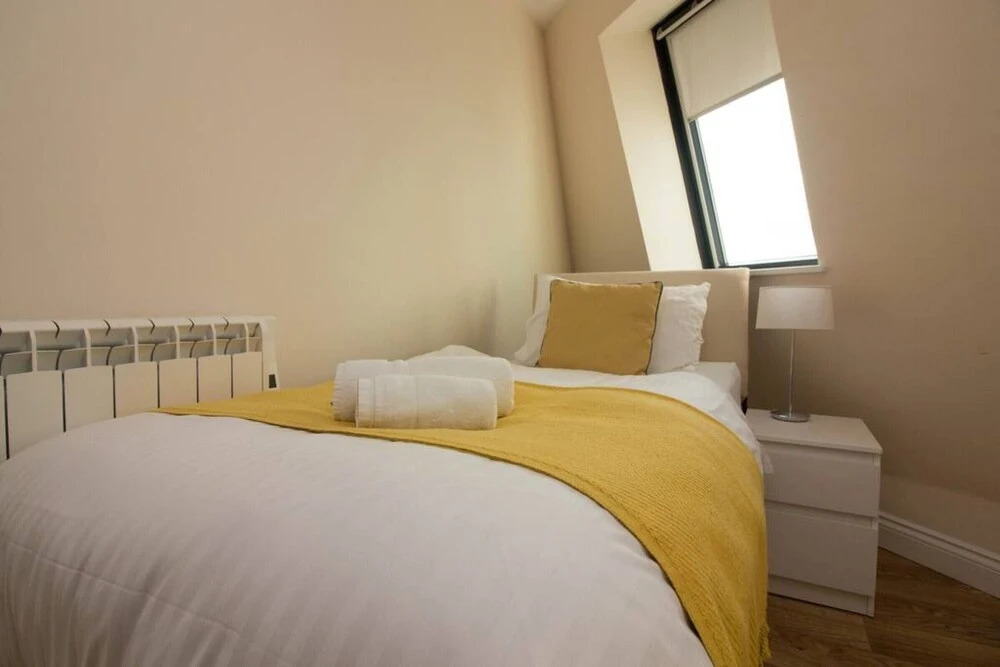 Stayzo Castle Penthouse 16- A Clean Fresh Modern Apartment With Free Wi-fi