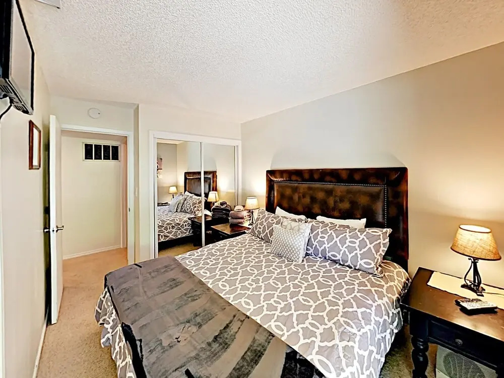 New Listing! Stylish 3-Story Condo Near Ski Resorts Condo