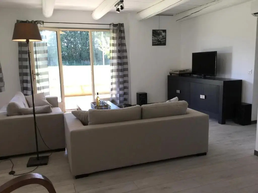 air-conditioned family house with fenced pool in fontvieille in the alpilles, sleeps 8
