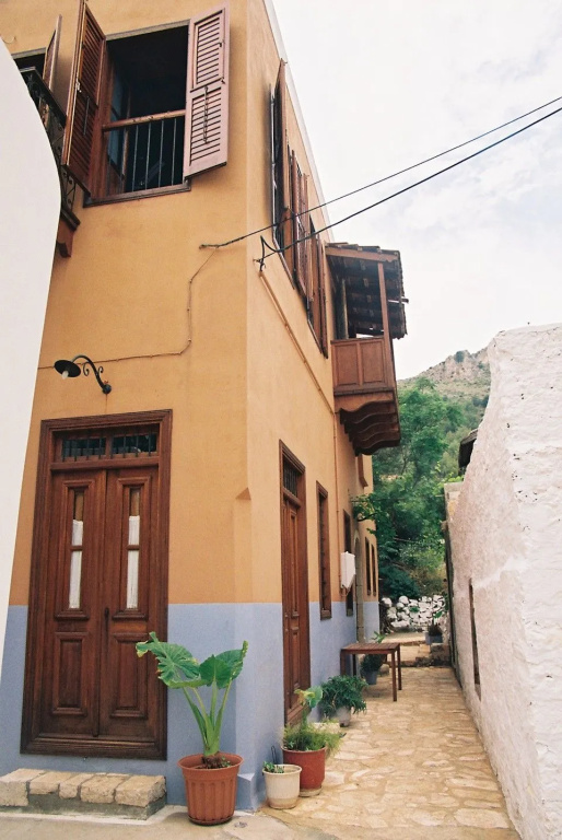 Karnayo Apartments & Rooms