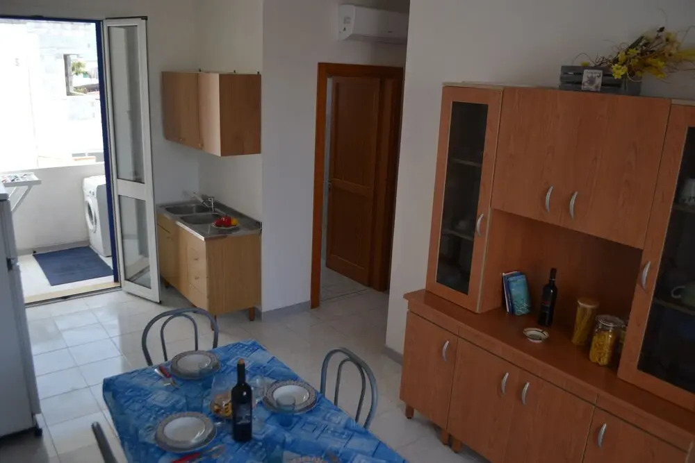Cosy Apartment Near The Beach With Balcony Pets Allowed Parking Available