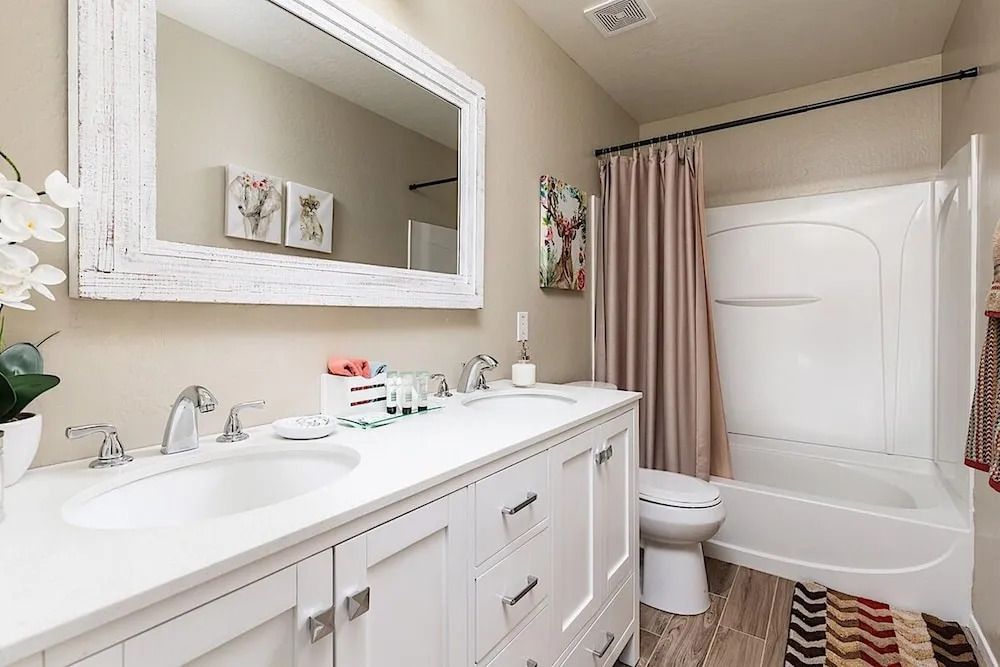 Farmhouse Surprise - 3 Bedroom by Casago