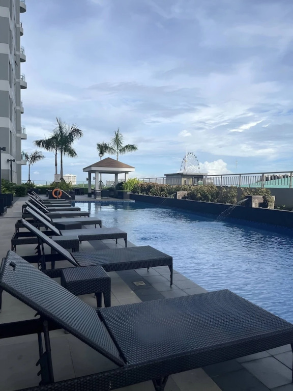Luxury Bay Condo Near MOA With Balcony Free Wi-fi