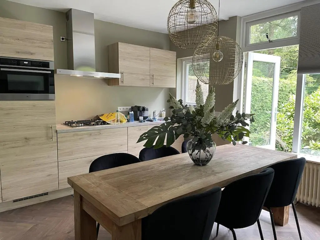 Comfortabel tot rust komen in het Veluwse bos