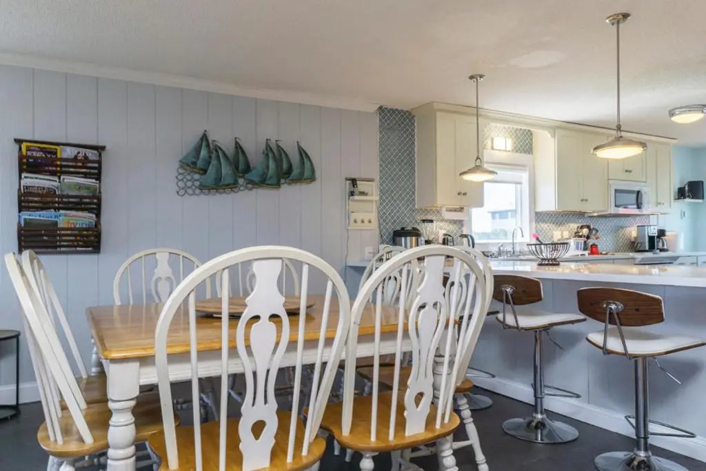 Breezy Oaks by Oak Island Accommodations