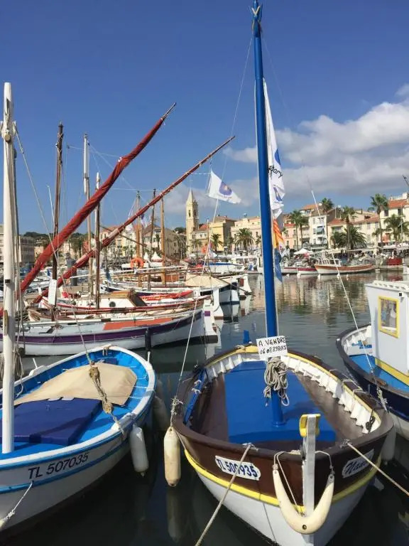 Superbe studio rue piétonne principale Sanary à côté du port