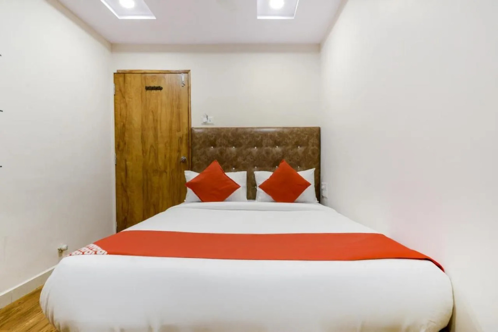OYO 70998 Hotel Safari Inn