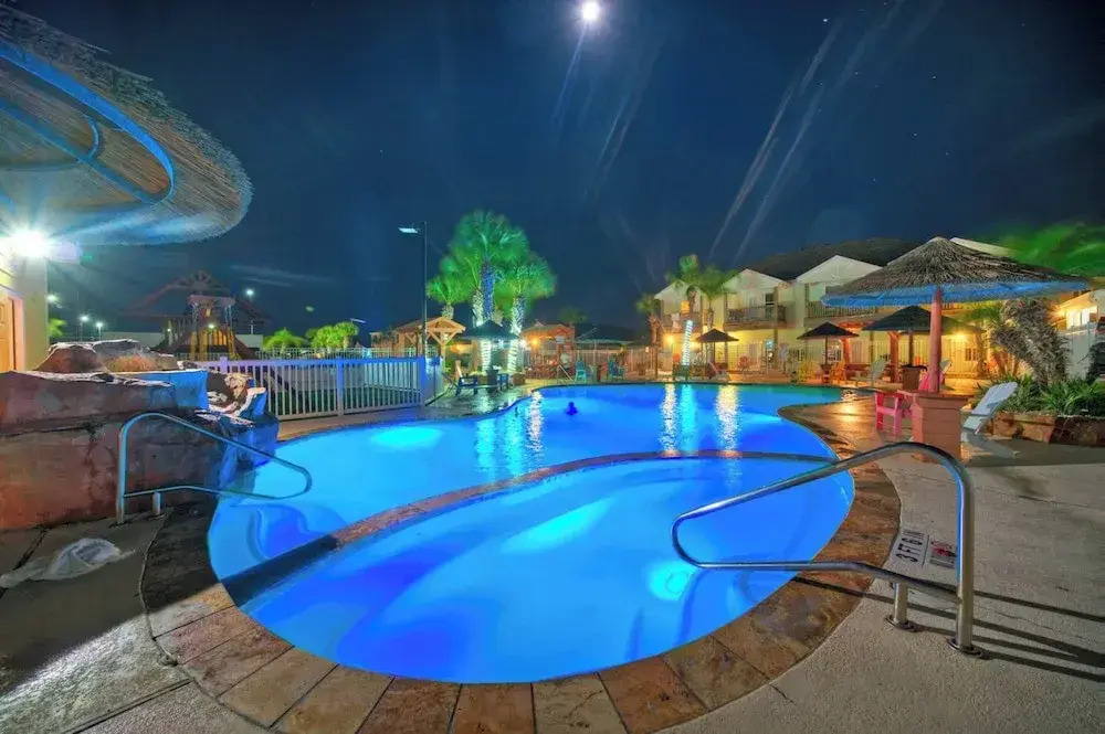 16 Palms by Avantstay Luxury Getaway, Backyard Oasis Pool & Playscape Access