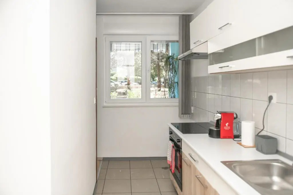 Sunny & Spacious, 2BD suite with free parking