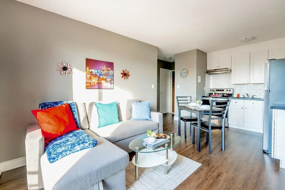 1BR Apt w Netflix Balcony - Near DT Hamilton