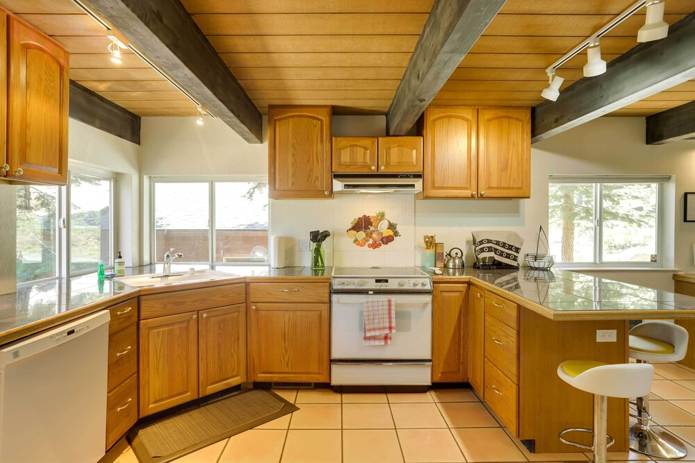 Spacious Cabin w/ Deck, < 3 Mi to Donner Lake