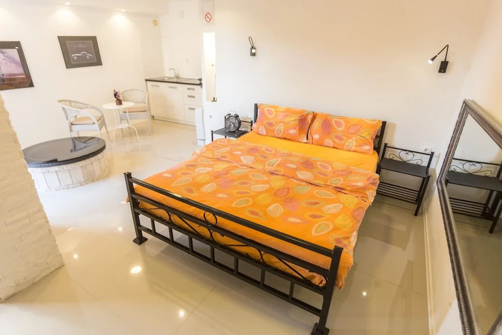 Aloha Apartments with pool