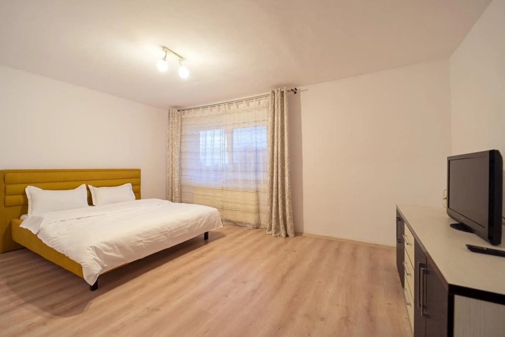 Lovely 2 bedroom, living and private bath apartment