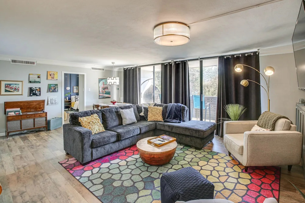 Mid-century Modern Condo on Lake Hamilton!