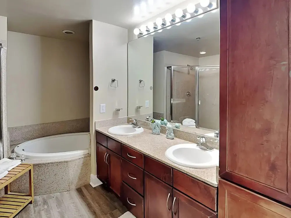 Laketown Wharf #1126