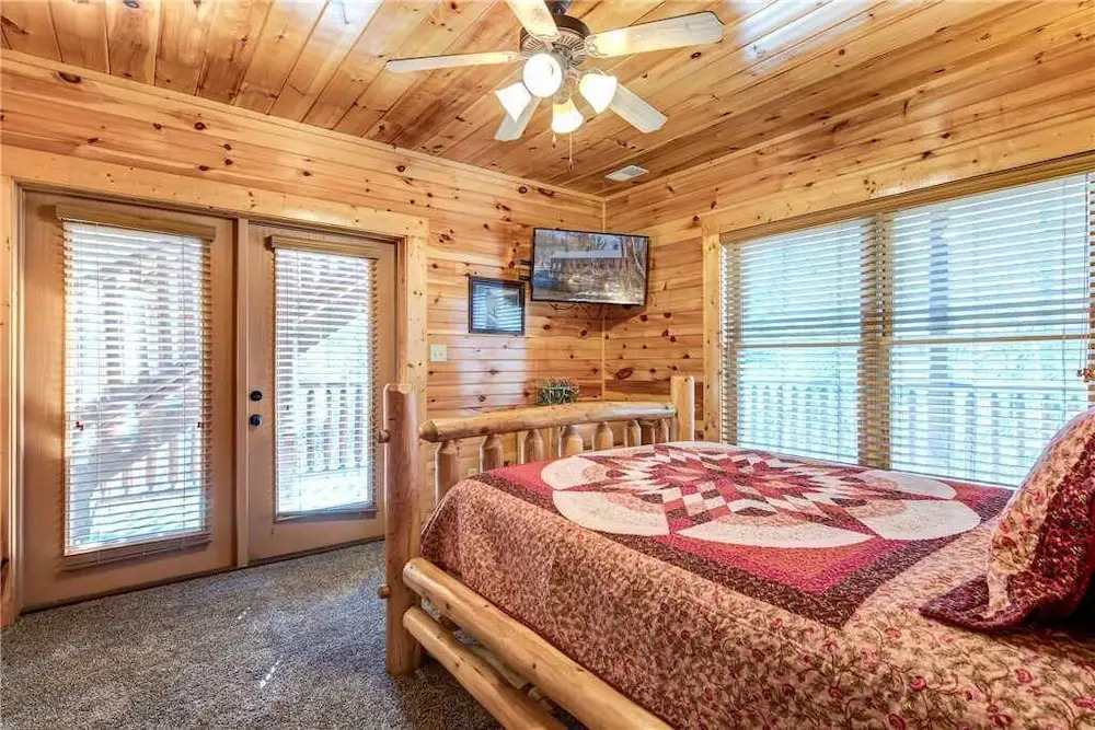 Hemlock Inn - Eight Bedroom Cabin
