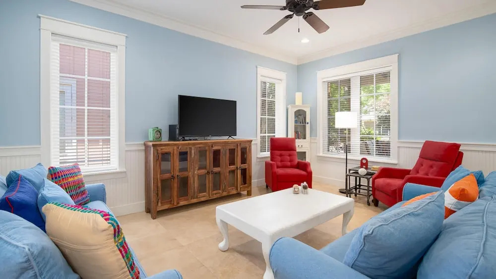 Artist's Getaway ~ Large Screened Porch ~ Golf Cart & PET Friendly