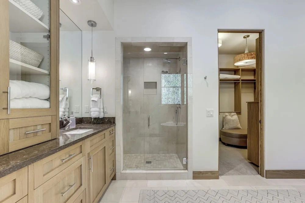 Walk to Town & Trails! Luxe Mtn Retreat w/ Hot Tub