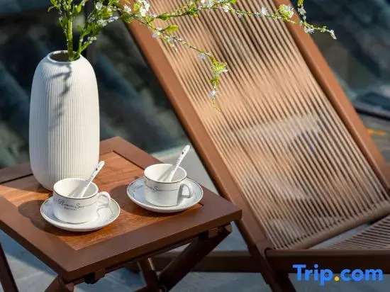 Three Sisters Wenquan Homestay