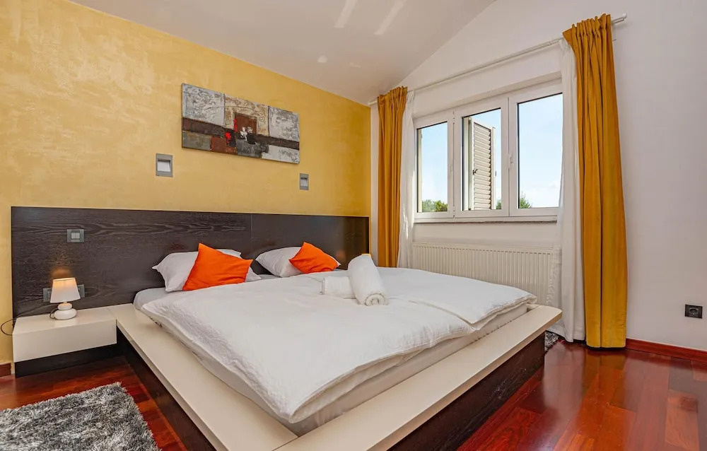 4 Bedroom Stunning Home In Brodarica