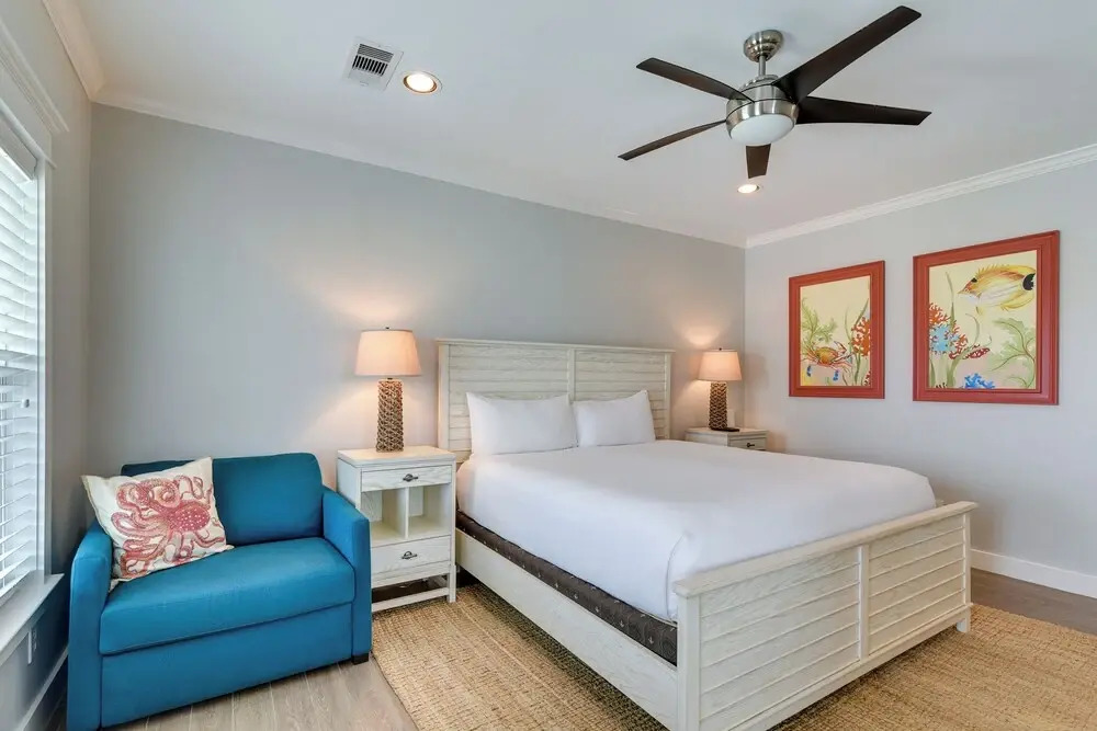 Walk to Ocean! Group Beach House in Galveston