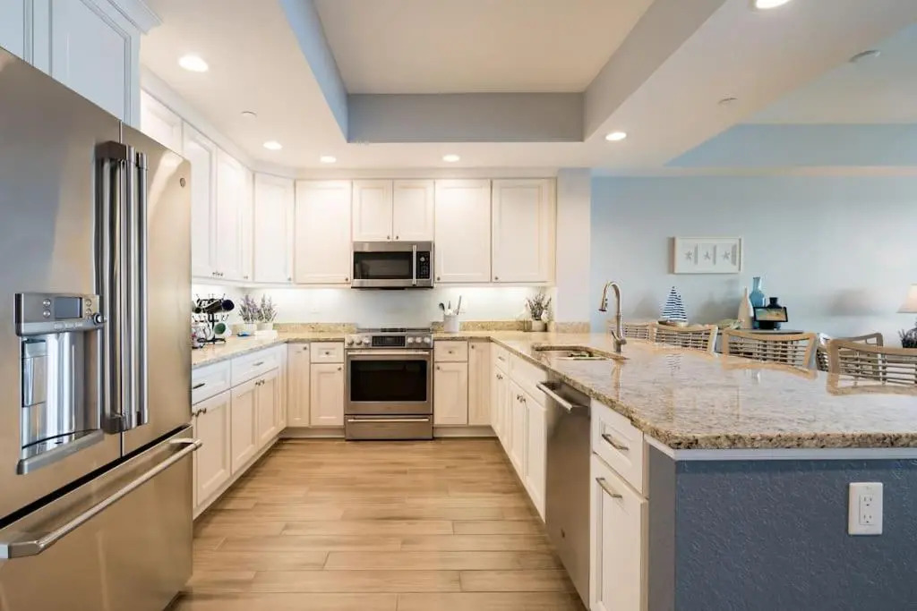 Waterfront -3BR - 2Kings -Pool Balcony - Beach