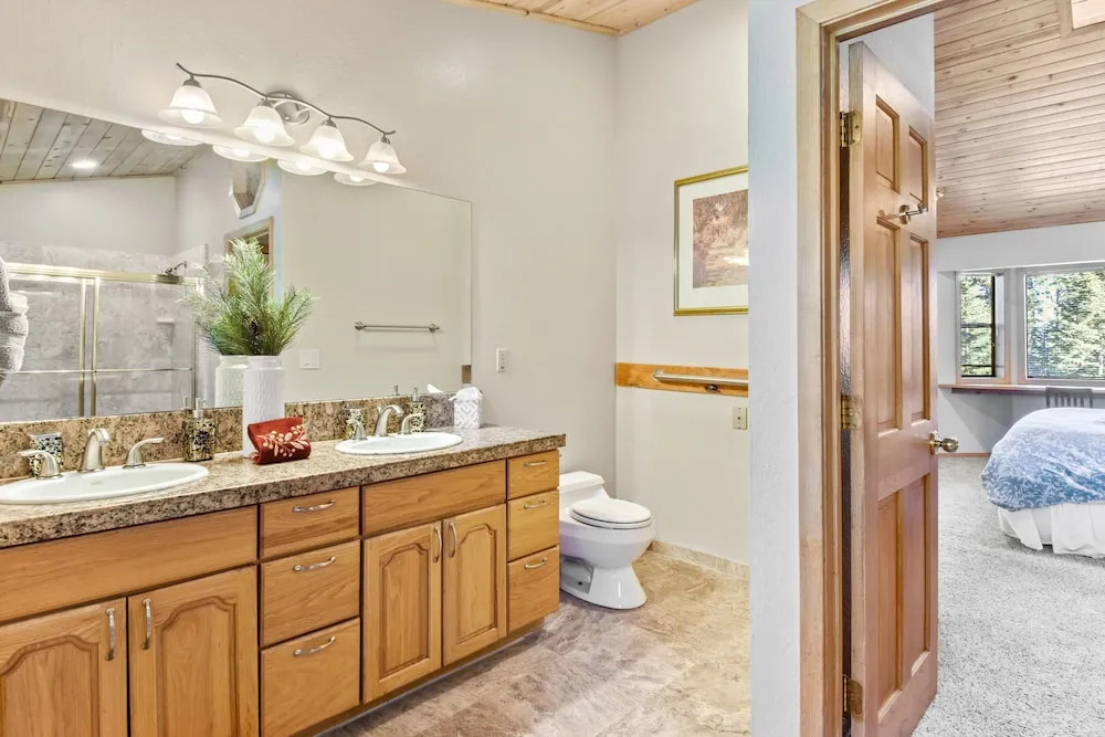 Lakeview Pine Haven: Hot Tub, Near Skiing & Beach 5 Bedroom Home
