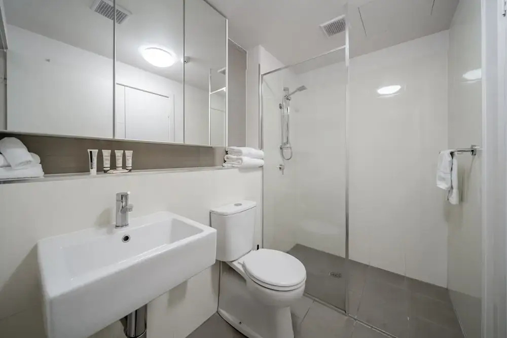 Lakeside 1-bed With A/c, Parking & Balcony