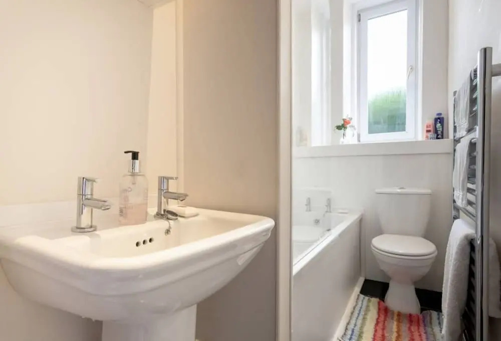 1 Bedroom Traditional Leith Flat