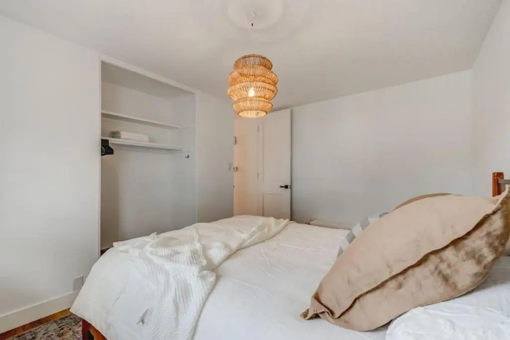 The Elm, 4 Bed Bungalow with Backyard and Firepit