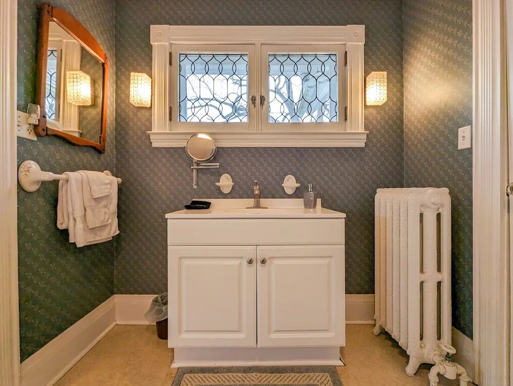 Hudson Manor Bed & Breakfast
