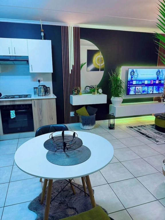 Cozy Home in Greenpark Boksbug by OR Tambo Airport
