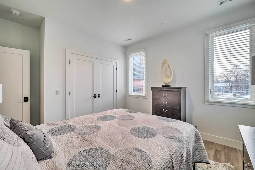 Downtown Traverse City Condo: 32 Mi to Ski Slopes!
