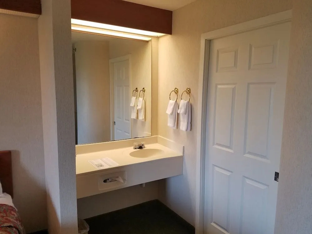 Syracuse Inn and Suites