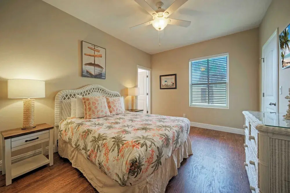 2 Homes in Las Palmeras by Avantstay Sleeps 18, Resort Pool + Private Patio Walk to Town, Golf Cart Zone