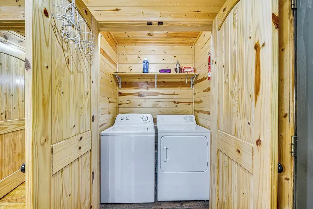 Private Hot Tub & Deck: Woodsy Broken Bow Retreat