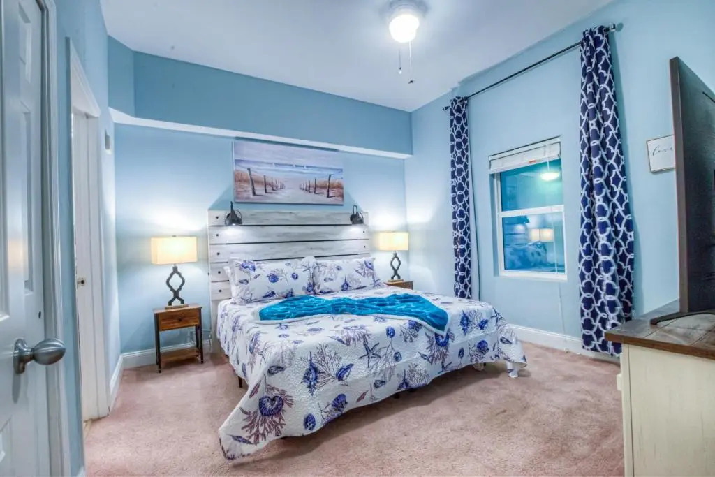 Large 3 Bd Penthouse 2034 In Laketown, Great Views and Amenities
