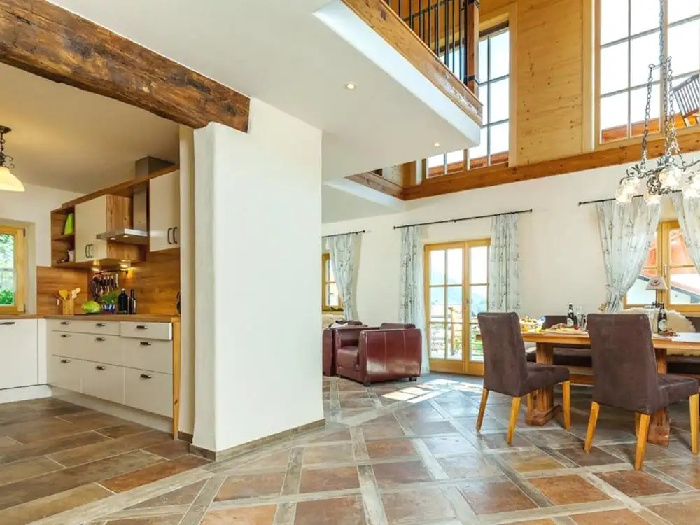 Chalet unter weissblauem Himmel