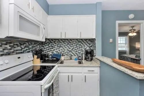 Bay Breeze Sailboat Suite (1 bed/1 bath condo with cabanas, fire pits, and pier)