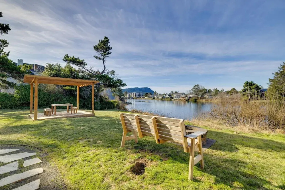Fire Pit & River View: Serene Stay in Seaside!
