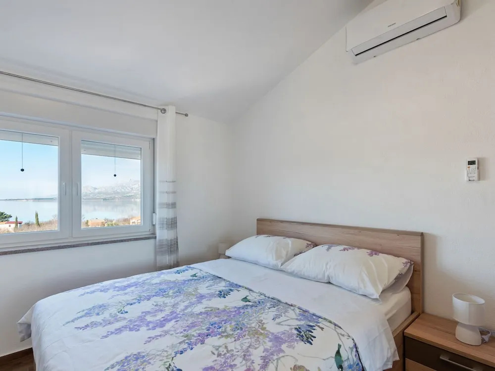 Bright Holiday Home in Jasenice With Beach Nearby