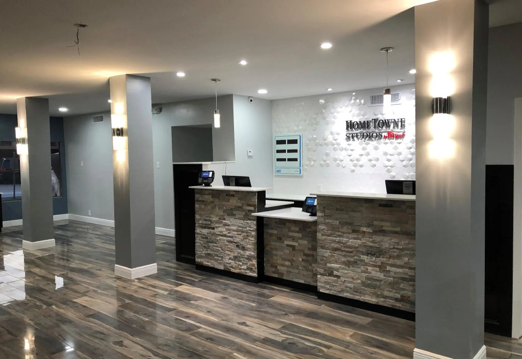 HomeTowne Studios by Red Roof San Antonio E - Frost Bank Center