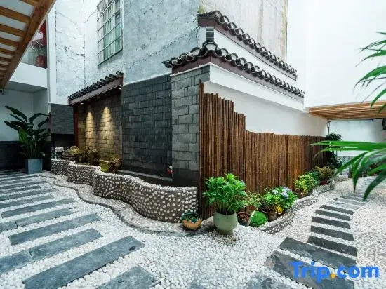 Yuanshe Muyun Ge Homestay (Phoenix Ancient City Nanhua Li Tourist Center Branch)