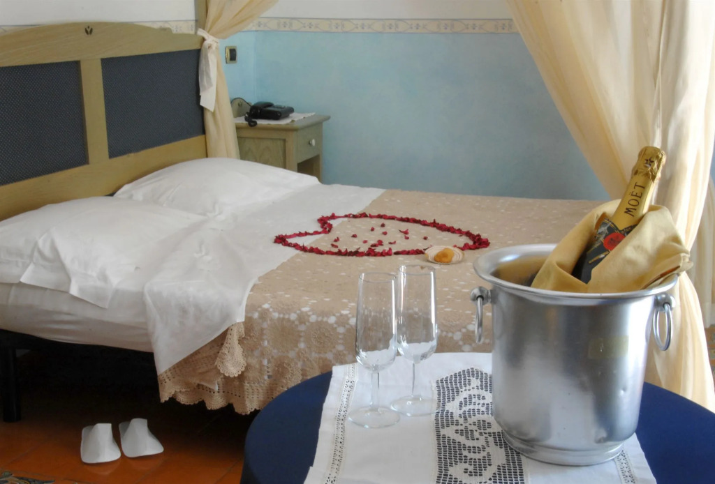 Hotel Antica Repubblica in the historical center 2 minutes away,at 170mt, from the Sea