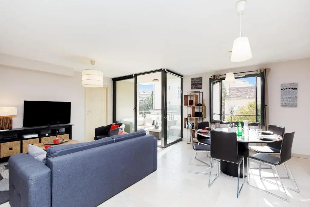 3 Bedrooms: 200m From Croisette