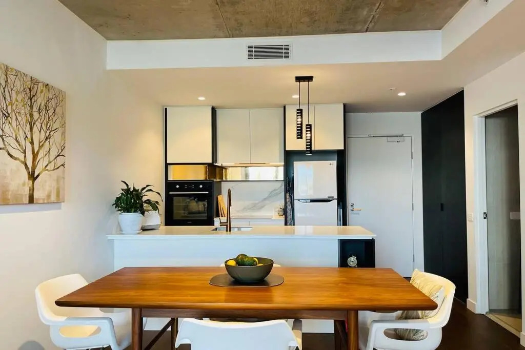 Luxury 1BR + Study near MCG, Tennis Centre & City
